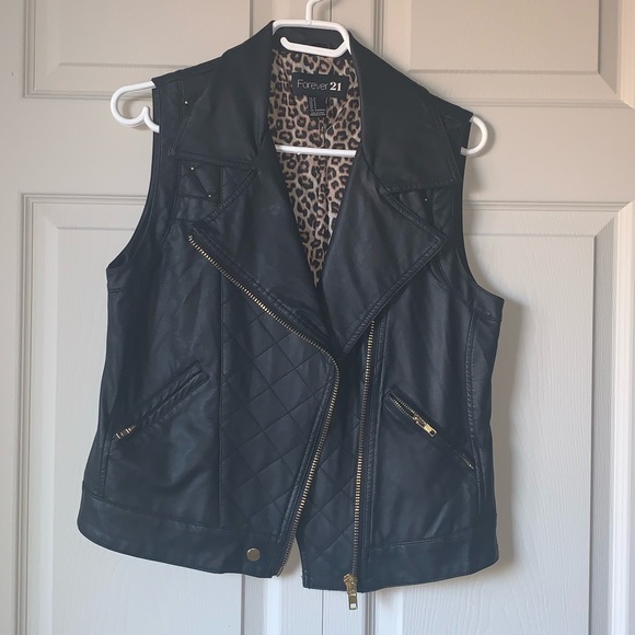 Black Sleeveless Vest - Picture 2 of 3